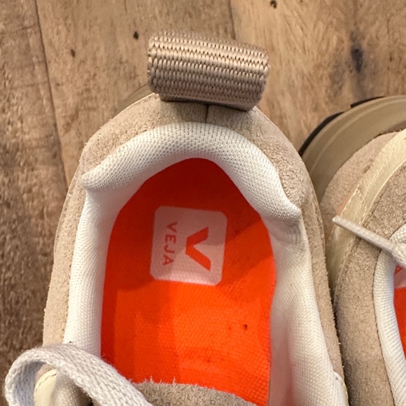 VEJA Venturi Suede Almond Swan - Picture 6 of 7